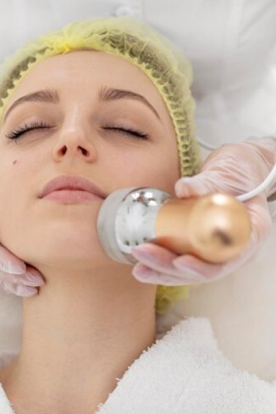 woman-beauty-clinic-face-treatment_23-2148878910